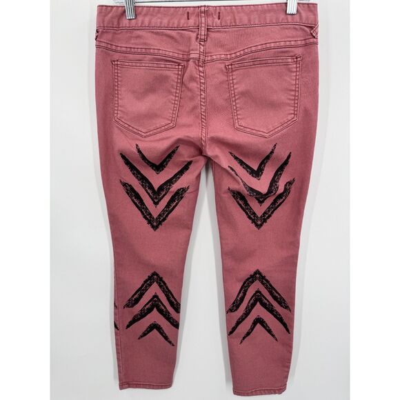 FREE PEOPLE Dotted Ikat Arrow Faded Red Chevron Print Ankle Jeans Size 29 - Picture 4 of 7